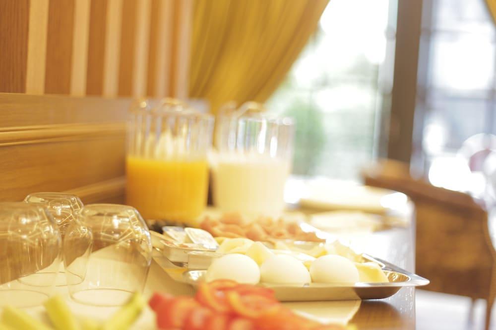Eler Hotel Тирана Екстериор снимка
